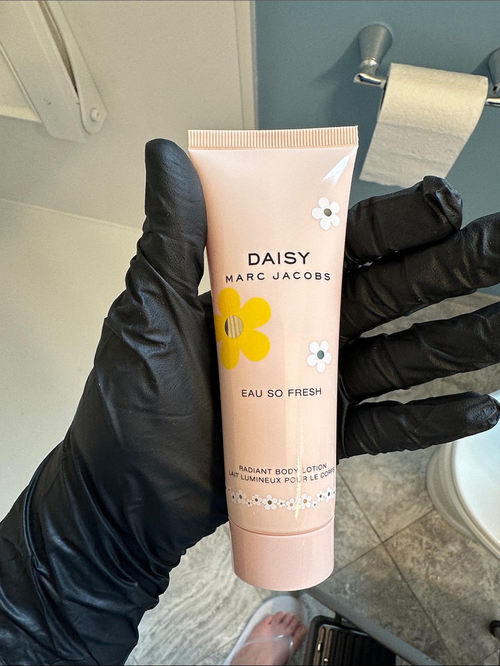 Marc Jacobs Daisy Radiant Body Lotion - Pink & Yellow Floral Tube
